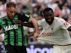 Davide-Frattesi-duel-dengan-Franck-Kessie.jpg