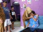 Deby-Maryanti-kunjungi-korban-rumah-rusak-7777.jpg