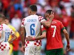 Dejan-Lovren-merangkul-Hakim-Ziyech-usai-laga-Maroko-vs-Kroasia.jpg