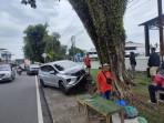 Diduga-Mengantuk-Mobil-Xpander-Dibawa-Wanita-Tabrak-Pohon-Besar-di-Jalan-Ahmad-Yani-Tanjungpinang.jpg
