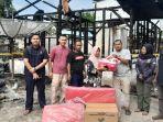 Dinsos-Lingga-serahkan-bantuan-ke-Hayati-korba-kebakaran-di-Bukit-Abun-Lingga.jpg