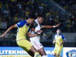 Duel-pemain-Barito-Putera-vs-Arema-FC-di-Stadion-Demang-Lehman.jpg