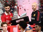 Erik-Ten-Hag-dan-Bruno-Fernandes-mengangkat-trofi.jpg