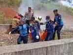 Foto-tangkapan-layar-petugas-mengevakuasi-korban-kecelakaan-di-ruas-Tol-Cisumdawu.jpg
