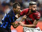 batam/Francesco-Acerbi-bertarung-dengan-Olivier-Giroud-di-laga-Inter-Milan-vs-AC-Milan.jpg