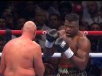 Francis-Ngannou-kanan-saat-bertarung-melawan-Tyson-Fury-28-Oktober-2023.jpg