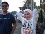 Frans-Faisal-Nathalie-Holscher-di-pinggir-jalan.jpg
