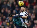 Gabriel-Magalhaes-berebut-bola-dengan-Raul-Jimenez-pada-laga-Fulham-vs-Arsenal.jpg