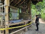 Garis-polisi-terpasang-di-sebuah-gubuk-yang-digunakan-untuk-pesta-miras-di-Magelang.jpg