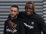 Hakim-Ziyech-kiri-bersama-bek-Chelsea-asal-Inggris-Trevoh-Chalobah.jpg