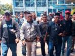Imam-Muslimin-atau-akrab-disapa-Yai-Mim-dikawal-pendukungnya.jpg