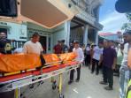 Jenazah-Rizki-yang-ditemukan-tewas-dalam-kamar-kost-dievakuasi-tim-inafis-ke-dalam-mobil-Ambulan.jpg