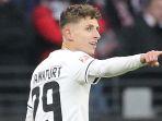 Jesper-Lindstrom-selebrasi-setelah-Eintracht-Frankfurt-menang-1-0-atas-Schalke-04.jpg