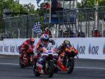 Jorge-Martin-tengah-saat-menyentuh-garis-finish-pertama-pada-MotoGP-Thailand-2023.jpg