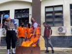 Juara-Simanjuntak-tahanan-22-melongo-saat-barang-bukti-ganja-yang-akan-ia-edarkan-dibakar.jpg