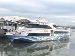 Kapal-Ferry-Dolphin-berlabuh-di-dermaga-Pelabuhan-Harbour-Bay.jpg