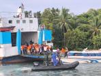 Kapal-KMP-Tri-Sakti-Adinda-membawa-muatan-kendaraan-dan-penumpang-ketika-kandas-di-pulau-Kasam.jpg