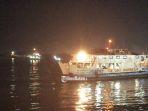 Kapal-Roro-KMP-Mulia-Nusantara-berlayar-malam-hari-di-Telaga-Punggur-Batam.jpg