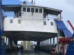 Kapal-Roro-penyeberangan-Tanjung-Uban-Batam-sandar-di-Pelabuhan-Telaga-Punggur.jpg