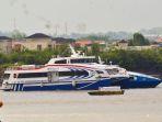 Kapal-ferry-MDM-Express-02-tengah-standby-di-perairan-Terminal-Ferry-Internasional-Batam-Center.jpg