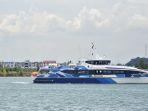 Kapal-ferry-Majestic-Tengah-berlabuh-di-laut-sekitar-Pelabuhan-ferry-internasional-Batam-Center.jpg
