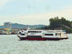 Kapal-ferry-hendak-merapat-ke-Pelabuhan-Ferry-Harbour-Bay.jpg
