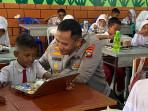 Kapolda-Kepri-Irjen-Pol-Asep-Safrudin-lihat-menu-MBG-yang-disantap-siswa-SDN-02-Sambau.jpg