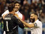 Karim-Benzema-kanan-selebrasi-dengan-kiper-Thibaut-Courtois.jpg