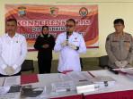 Kasubdit-II-Eksus-Kompol-Indar-Wahyu-memperlihatkan-brang-bukti-alat-tindak-pidana-tersangka.jpg