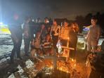 Keluarga-besar-memakamankan-sang-Bhayangkara-di-TPI-Sei-Temiang-Sekupang-Rabu-810-malam.jpg