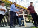 Keluarga-korban-menenteng-salib-untuk-pemakaman-anak-bidan-FM-yang-diberi-nama-Bhayangkara.jpg