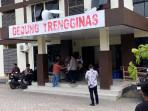 Keluarga-pelaku-dan-korban-berkumpul-di-depan-pintu-gedung-mess-rusun-Bintara.jpg