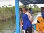 Kembaran-Rina-datang-dari-Batam-ikut-proses-pencarian.jpg