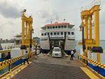Kendaraan-mobil-keluar-dari-kapal-Roro-di-Pelabuhan-Tanjunguban-Bintan.jpg