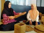 Ketua-Dekranasda-apresiasi-pengolahan-limbah-kelapa.jpg