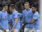 Kevin-de-BRuyne-tengah-membelakang-ikut-selebrasi-dengan-striker-asal-Norwegia-Erling-Haaland.jpg