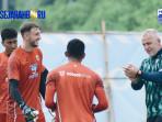 Kiper-Persib-Bandung-Teja-Paku-Alam-saat-latihan-bersama-kiper-lainnya.jpg