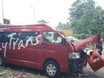 Kondisi-mobil-travel-DayTrans-yang-mengalami-kecelakaan-setelah-dump-truck-pengangkut-batu.jpg