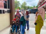Korban-lansia-Nur-didampingi-Nek-Awe-dan-warga-Rempang-lainnya-ketika-mendatangi-Mapolresta-Barelang.jpg
