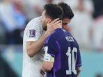 Lionel-Messi-berpelukan-dengan-striker-Polandia-Robert-Lewandowski.jpg