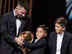 Lionel-Messi-bersama-dua-anaknya-usai-menerima-trofi-Ballon-dOr-ke-8-nya.jpg