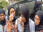 Mahasiswi-Marissa-Haque-menangis-di-rumah-duka-dfvk.jpg