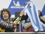 Marco-Bezzecchi-menunjukkan-jersey-timnas-Argentina-yang-ditandatangani-Lionel-Messi.jpg