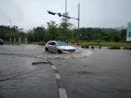 Mobil-mewah-menerobos-banjir-di-Batam-Kepri-lscdkn.jpg