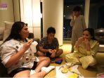 Nagita-Slavina-makan-mangga-dengan-Keanu-Agl-Alshad-Ahmad-dan-Rafathar-Malik-Ahmad-di-Jepang.jpg