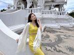 Natasha-Wilona-saat-berpose-anggun-di-depan-candi-Chiang-Rai-Thailand.jpg