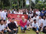 Nathalie-Holscher-dan-Fariz-Utama-saat-berfoto-dengan-mahasiswa-S2-Hukum-UGM.jpg