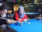 Nathalie-Holscher-dan-Fariz-Utama-saat-bermain-billiard-bersama.jpg