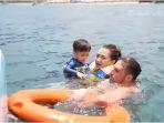 Nathalie-Holscher-dan-Ladislao-ajak-Adzam-Adriansyah-Sutisna-berenang.jpg