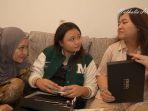 Nathalie-Holscher-saat-berikan-kado-pada-sang-adik.jpg